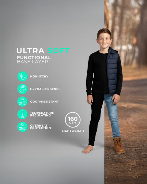 Ein Junge trägt ein schwarzes langärmeliges Unterhemd und Leggings, barfuß gezeigt vor einem geteilten Hintergrund aus Studio und herbstlicher Natur. Symbole heben die nicht juckende, allergikerfreundliche, geruchsabweisende und temperaturausgleichende Eigenschaften des 160 GSM schweren Stoffes hervor.