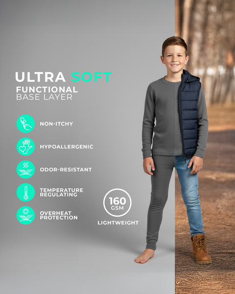 Ein Junge trägt ein graues langärmeliges Unterzieh-Set, barfuß gezeigt vor einem geteilten Studio- und Außenhintergrund mit Symbolen, die nicht juckend, hypoallergen, geruchsresistent, temperaturausgleichend und leicht mit 160 GSM hervorheben.