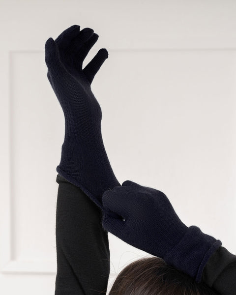 the menique kids' knit cotton gloves in blue color. 