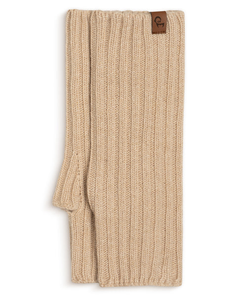 Packshot of menique women's wrist gloves in the color creamy beige in the white background