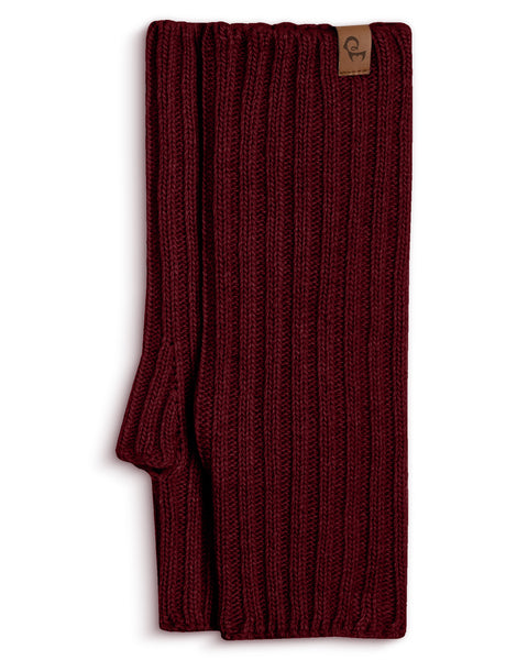 Packshot of menique women's wrist gloves in the color royal cherry in the white background